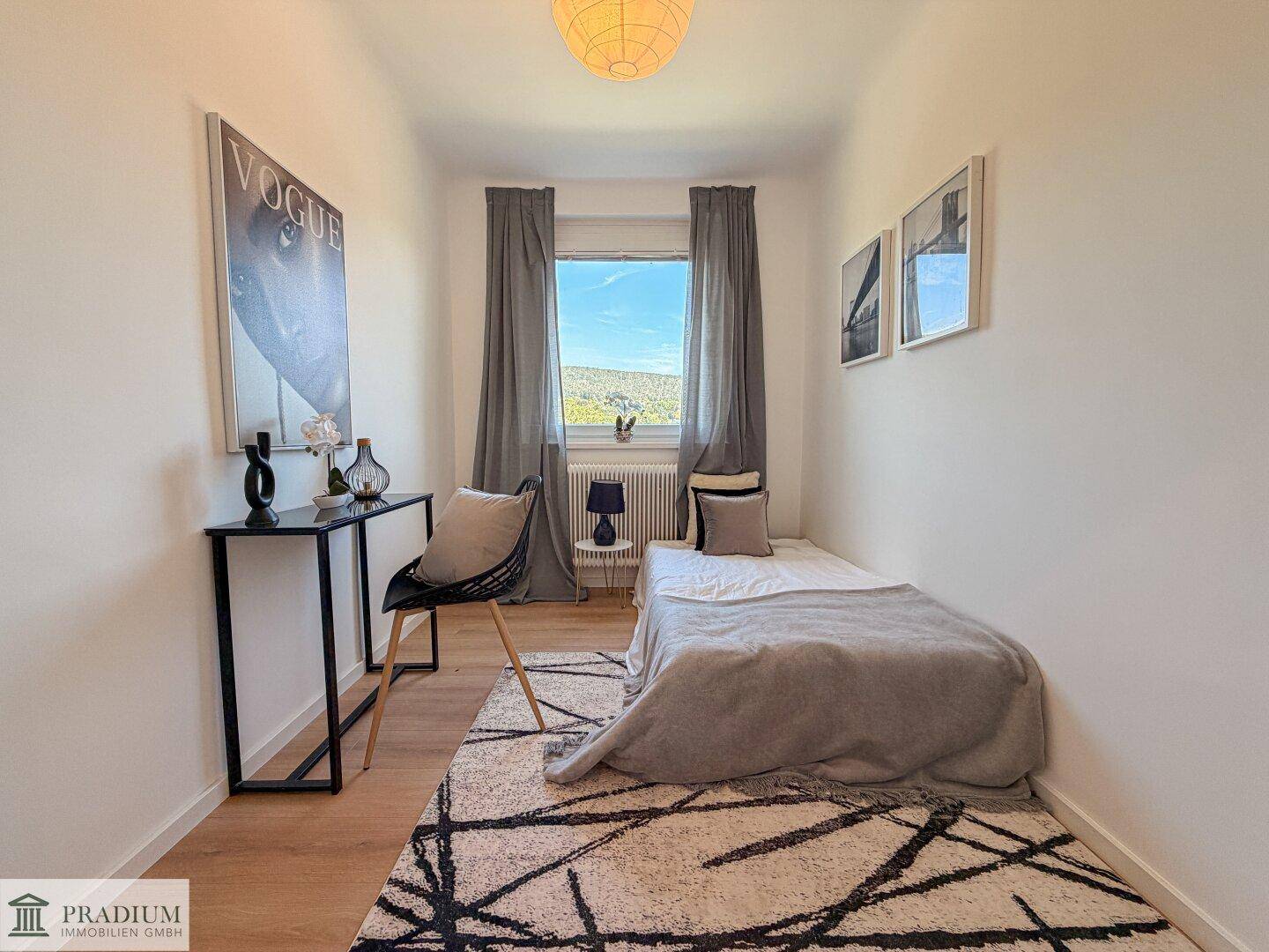 Gemütliches Zimmer mit Einzelbett, Schreibtisch und Fenster, ideal als Gäste- oder Kinderzimmer.