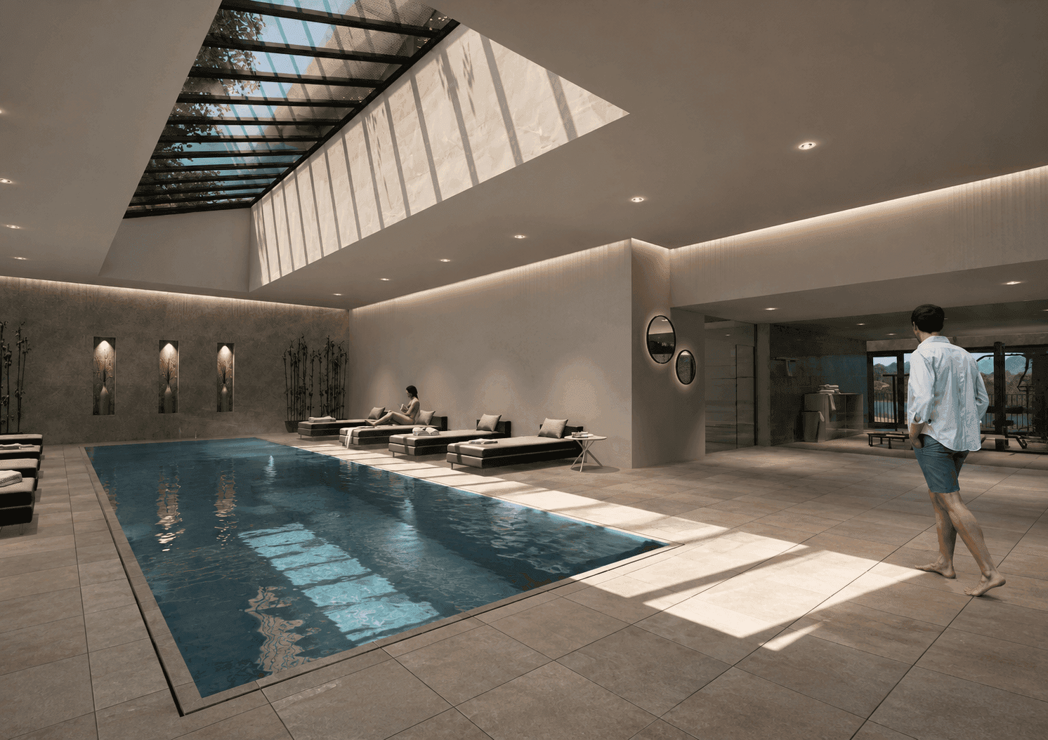 Großer Innenpoolbereich mit Liegeflächen, Oberlicht und entspannter Atmosphäre für Wellness.