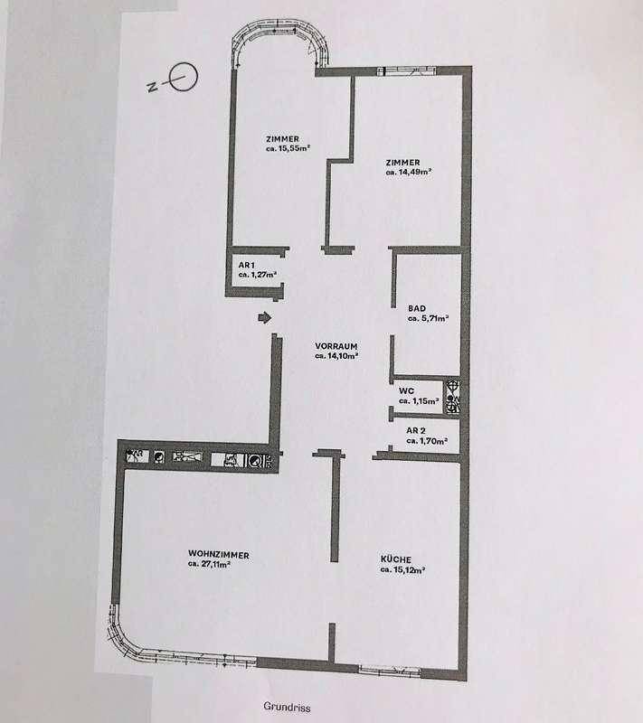 Grundriss einer Wohnung mit Wohnzimmer, Küche, zwei Zimmern und Bad.