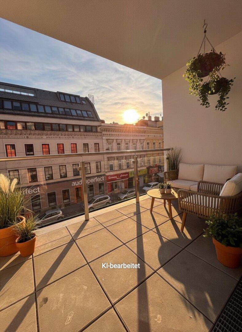 Gemütlicher Balkon mit Sitzgelegenheiten und Stadtblick bei Sonnenuntergang.
