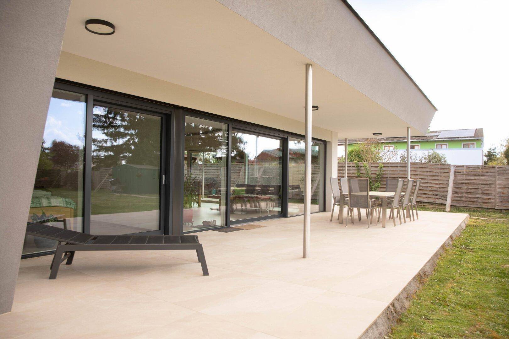 Moderner Bungalow auf großem Grundstück &amp; Nebenhaus - Mehr