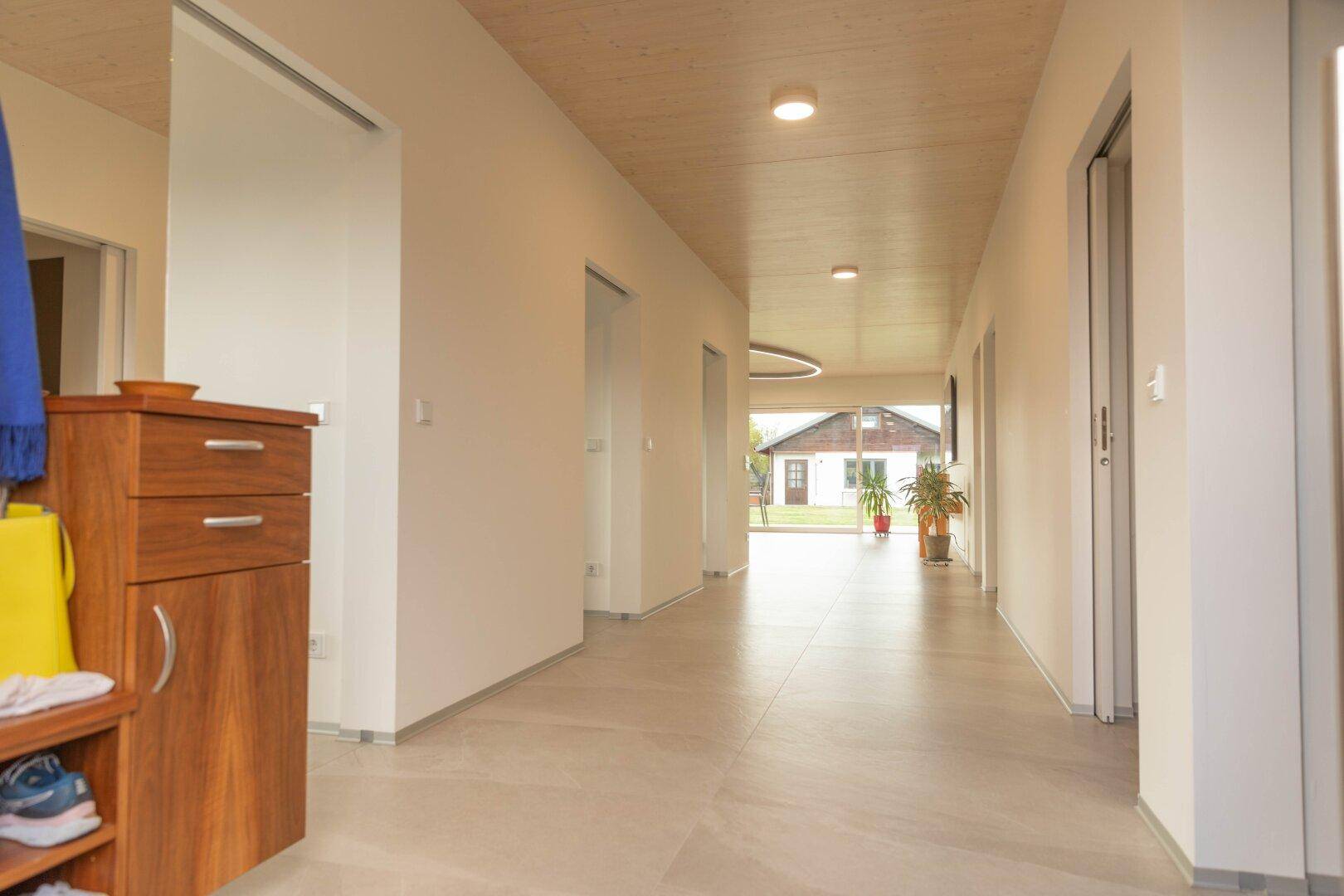 Moderner Bungalow auf großem Grundstück &amp; Nebenhaus - Ansicht 2