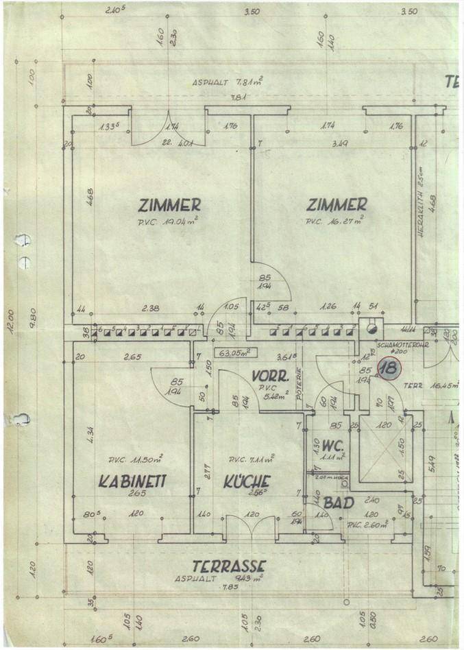 Detaillierter Grundriss mit Raumaufteilung, Maßen und einer großen Terrasse.