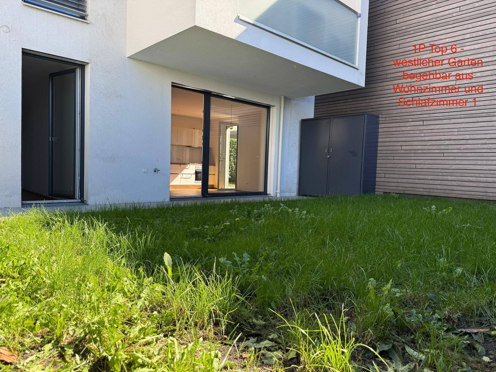 Westlicher Gartenbereich mit Rasenfläche und direktem Zugang vom Wohnzimmer und Schlafzimmer.