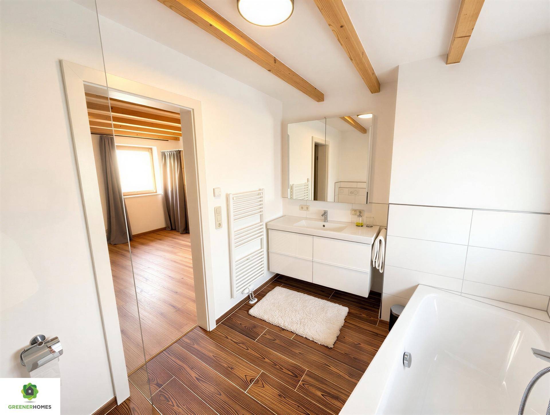 Modernes Badezimmer mit Badewanne, Waschtisch und Holzbalken, mit Blick ins Schlafzimmer.