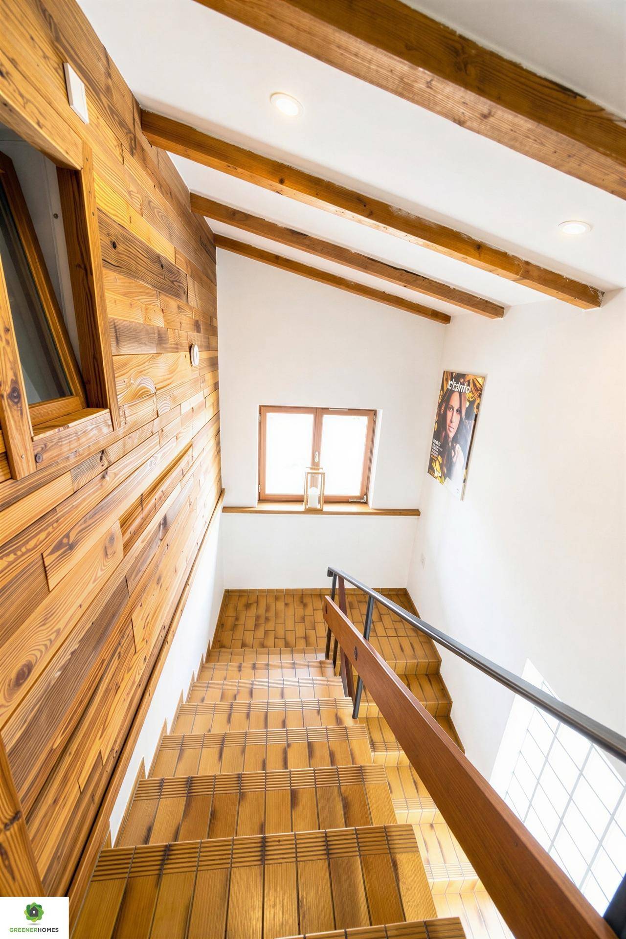 Holztreppe mit Geländer und Holzwand, die zu einem oberen Stockwerk führt.
