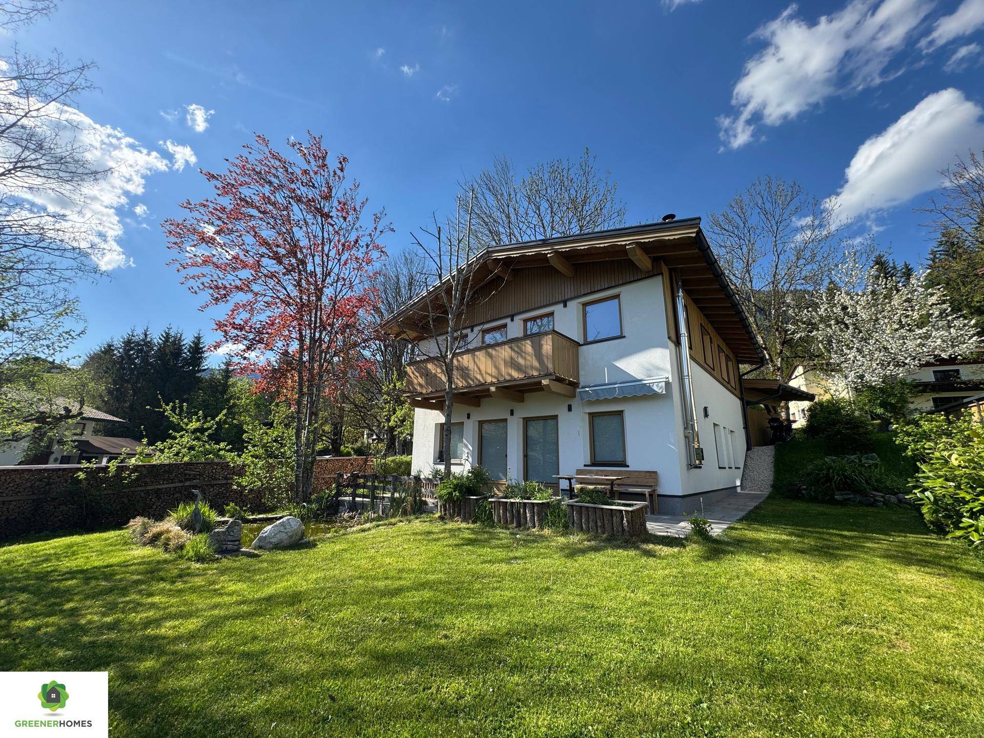 Charmantes Einfamilienhaus mit großem Garten, Balkon und Bergblick in sonniger Lage.