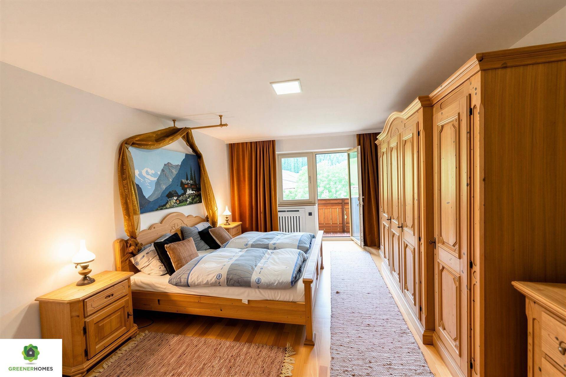 Gemütliches Schlafzimmer mit zwei Einzelbetten, großem Holzschrank und Balkonzugang.