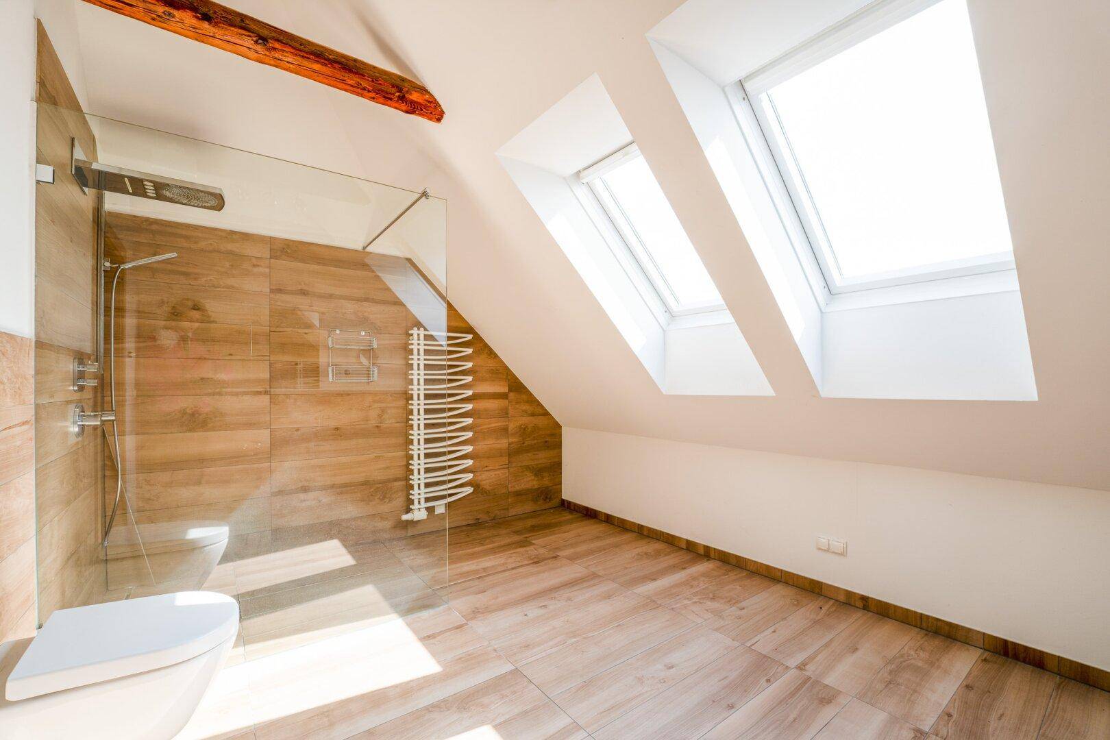 Modernes Badezimmer im Dachgeschoss mit begehbarer Dusche, Holzfliesen und Dachfenstern.