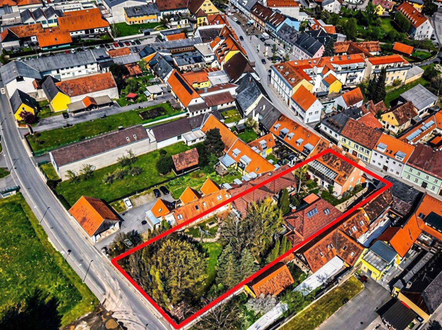 Luftaufnahme des Anwesens mit großem Garten und umliegender Bebauung in einer ländlichen Umgebung.