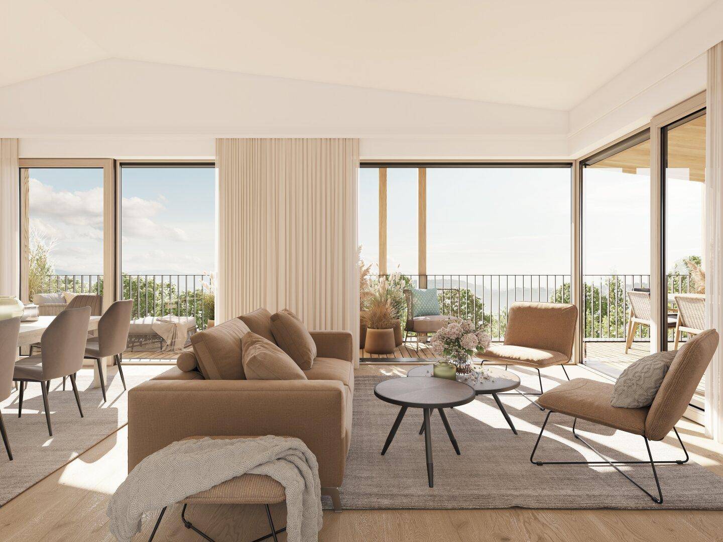 Helles, modernes Wohnzimmer mit großen Fensterfronten, Holzboden und Zugang zu einem Balkon mit Weitblick.