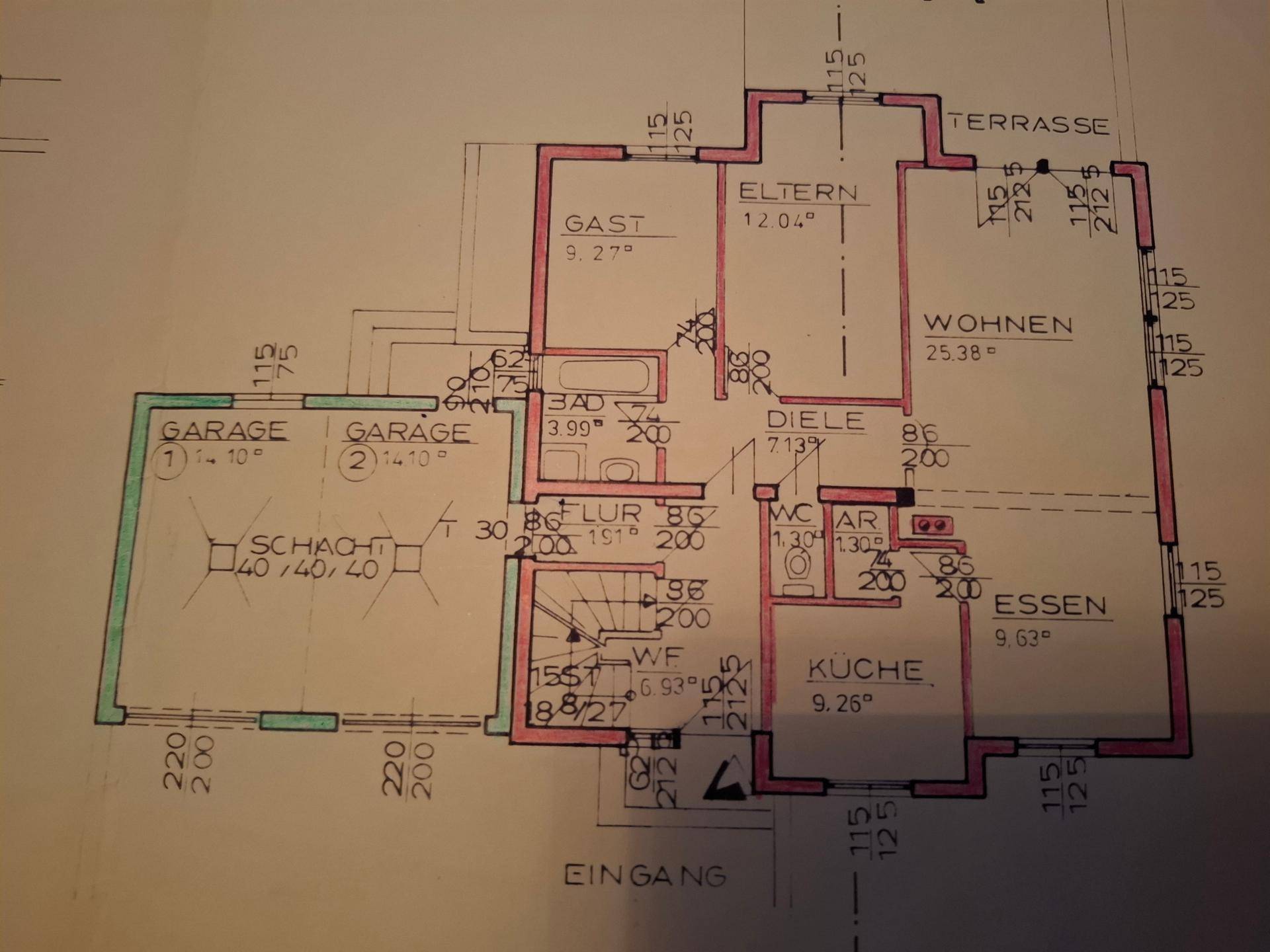 Grundriss des Erdgeschosses mit Wohn-, Ess- und Küchenbereich, Terrasse und Garage.