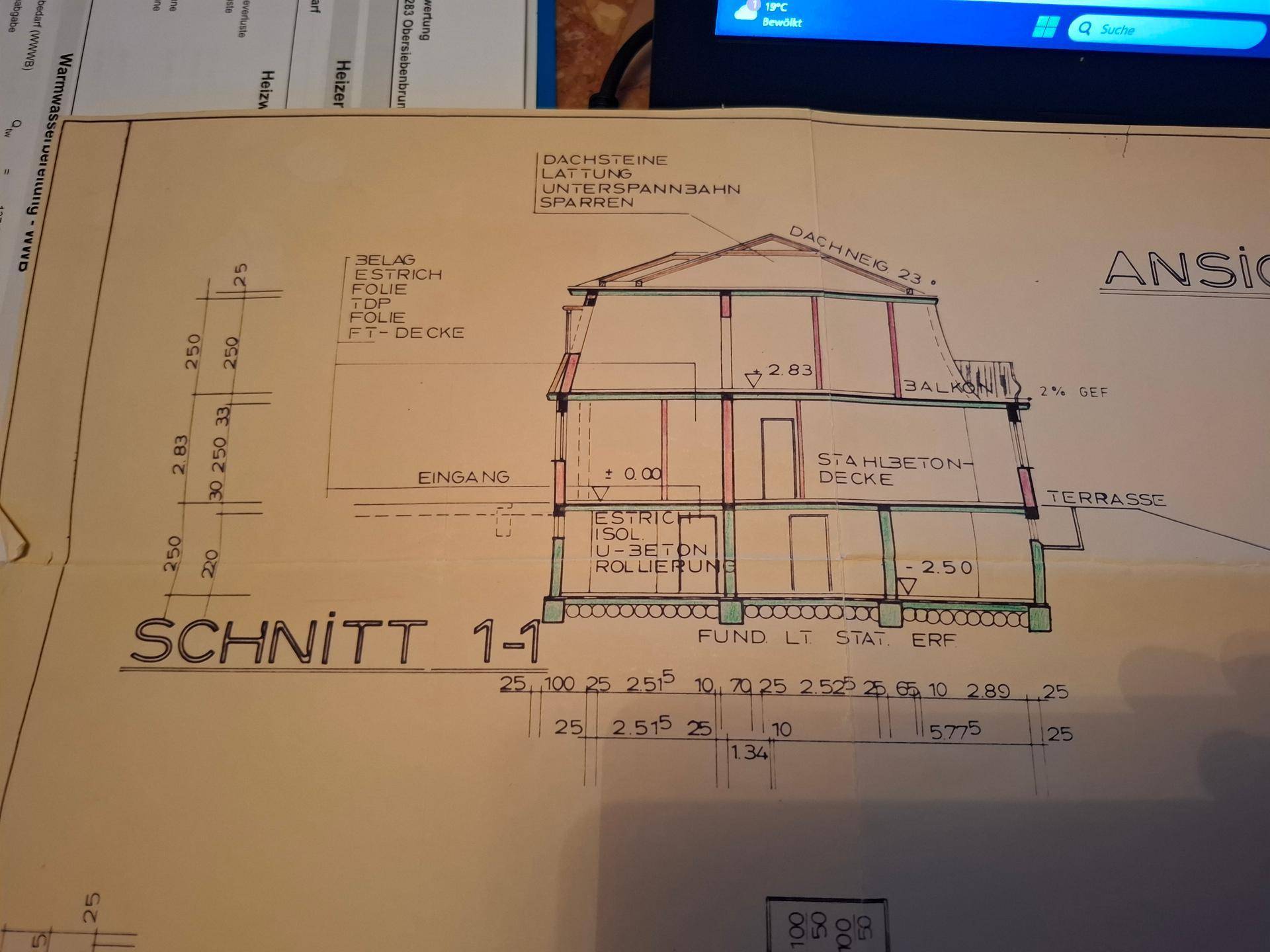 Schnittzeichnung des Hauses mit Darstellung der Geschosse, Balkon und Terrasse.