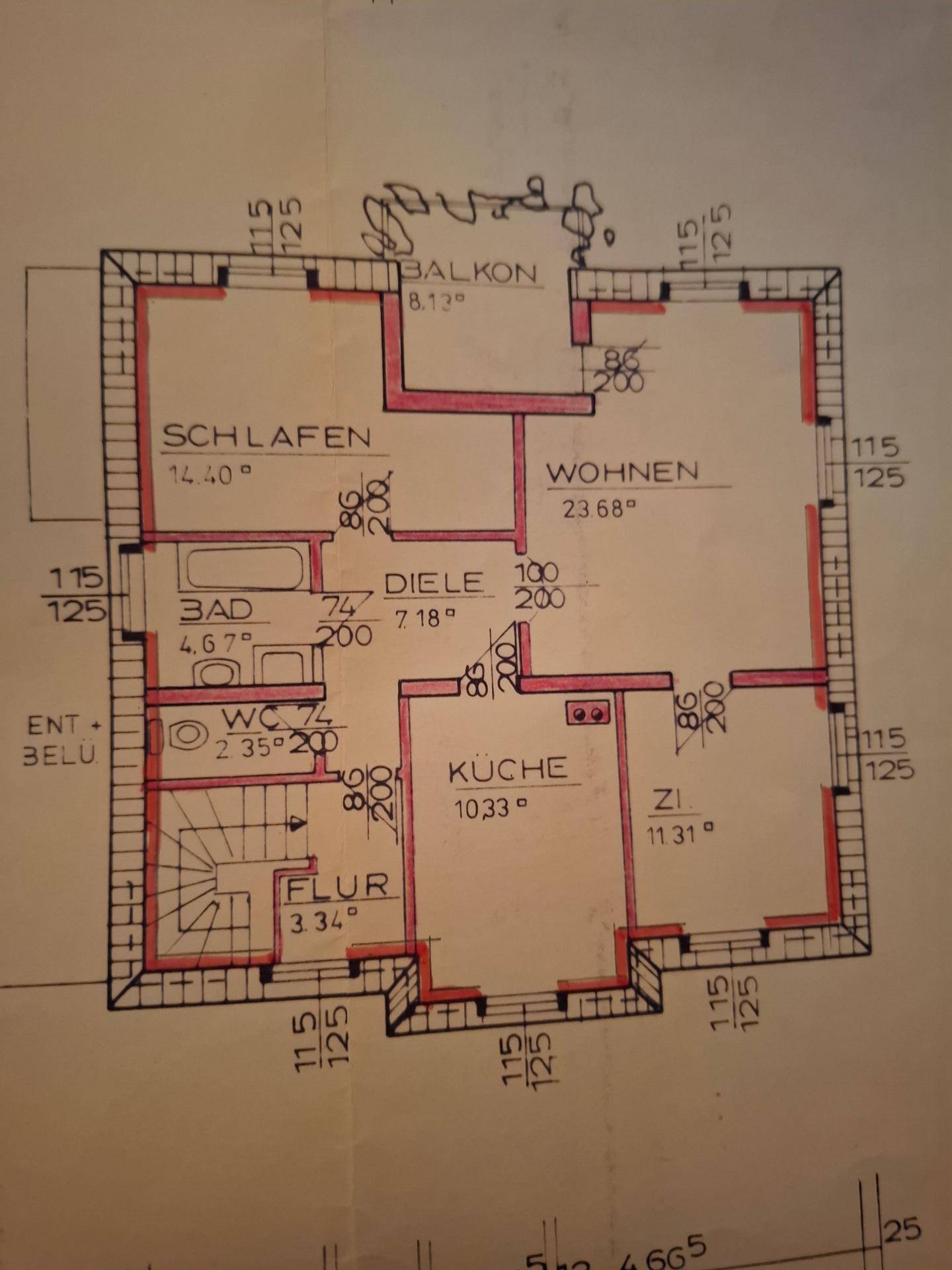 Grundriss des Obergeschosses mit Schlafzimmer, Wohnzimmer, Küche, Bad und Balkon.
