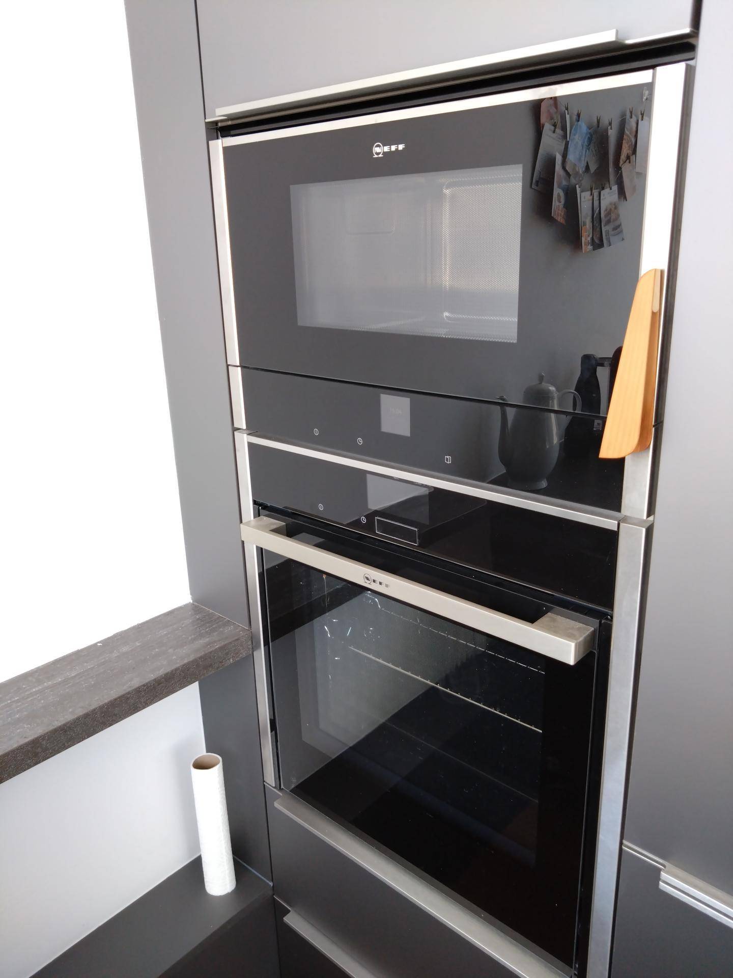 Moderne Einbauküche mit integriertem Backofen und Mikrowelle von Neff.
