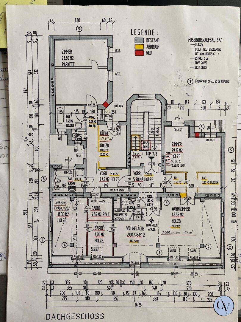 Detaillierter Grundriss des Dachgeschosses mit Raumaufteilung, Balkon und Gaubenfenstern.