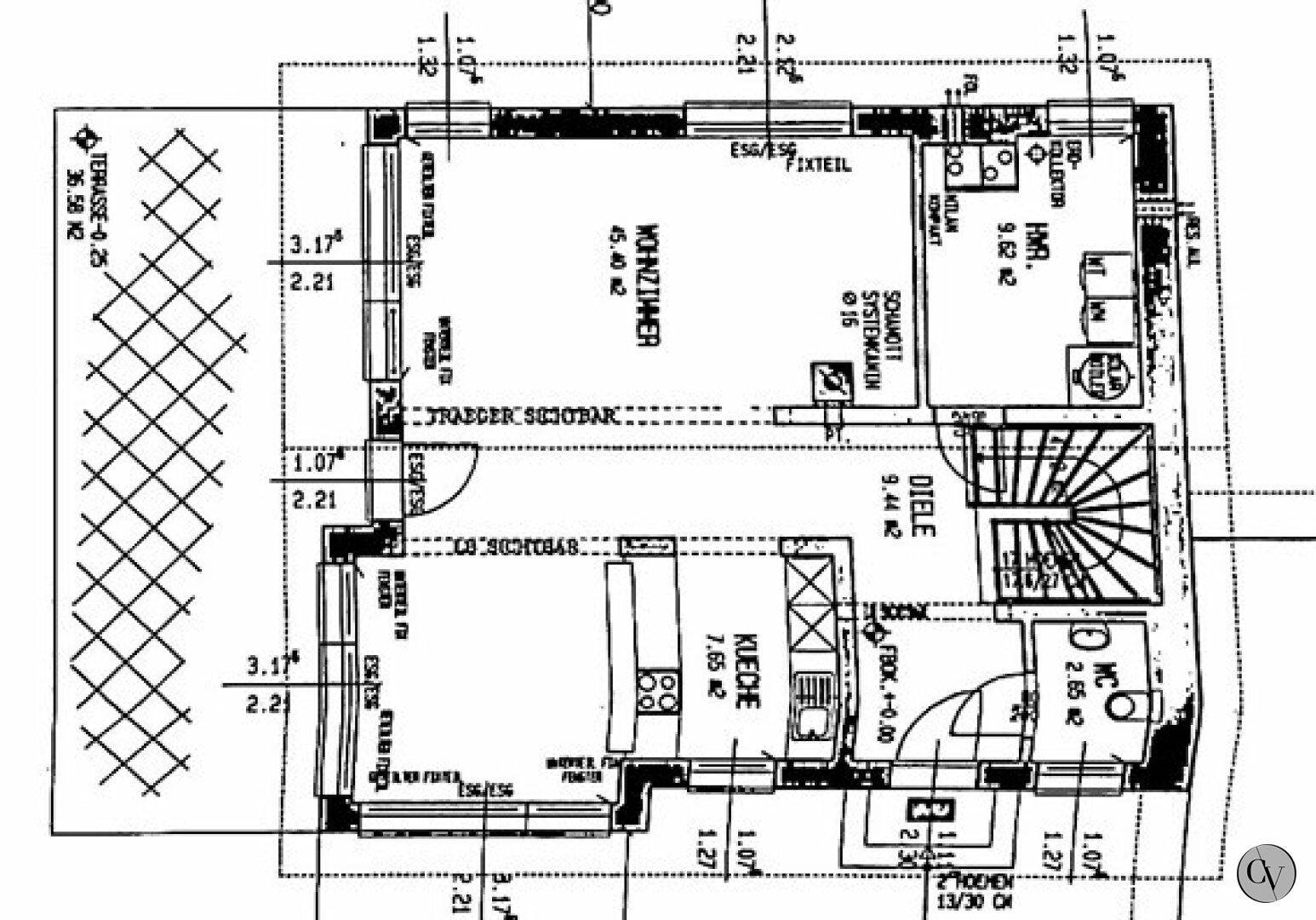 Grundriss des Erdgeschosses mit Wohnzimmer, Küche, Diele, WC und Terrasse.