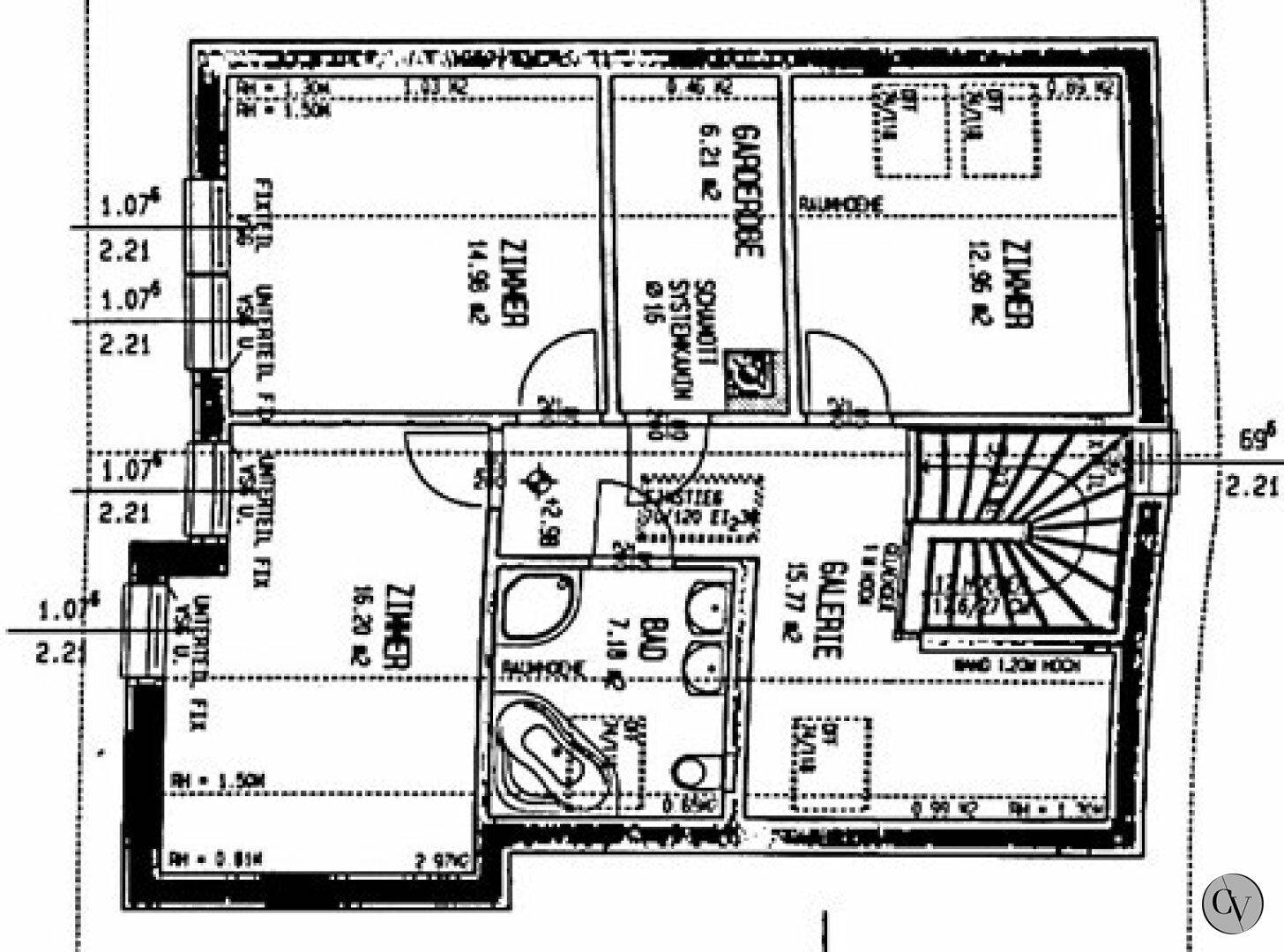 Grundriss des Obergeschosses mit drei Zimmern, Bad, Galerie und Dachschrägen.
