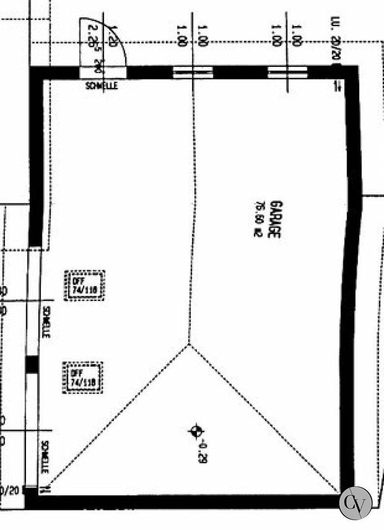 Grundriss der Garage mit ausreichend Platz für Fahrzeuge und Abstellmöglichkeiten.
