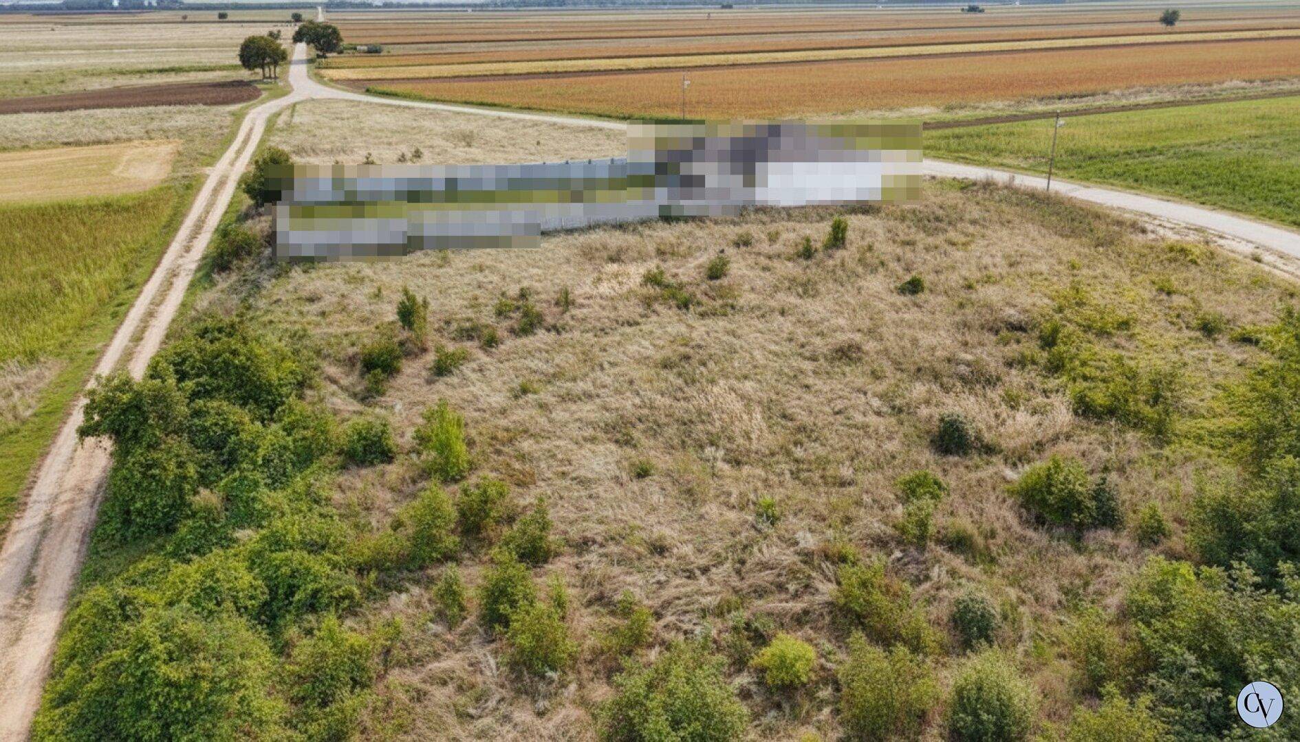 Weitläufiges Grundstück aus der Vogelperspektive, umgeben von landwirtschaftlichen Flächen und Wegen.