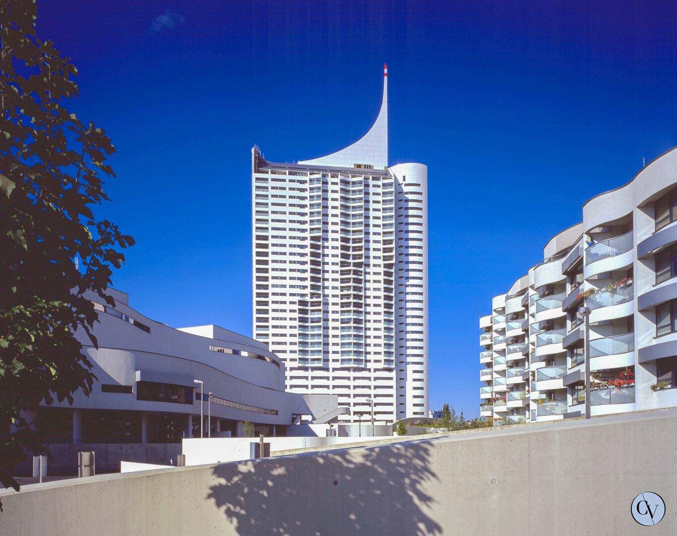 Moderne Architektur des Wohngebäudes mit markanter Fassade und umliegenden Strukturen.