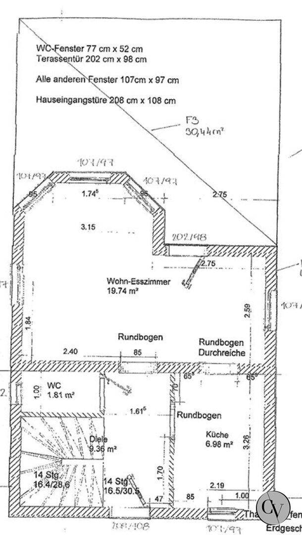 Grundriss des Erdgeschosses mit Wohn-Esszimmer, Küche und WC.