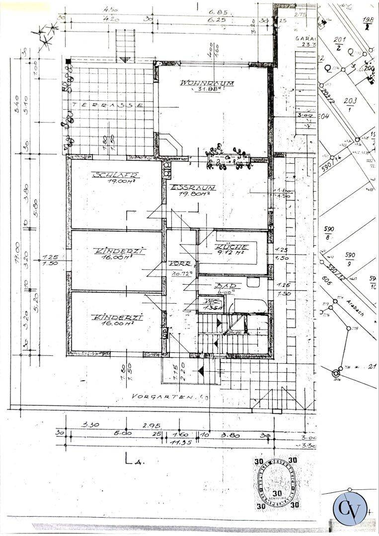 Handgezeichneter Grundriss des Erdgeschosses mit Wohnraum, Schlafzimmern, Küche, Bad und Terrasse.