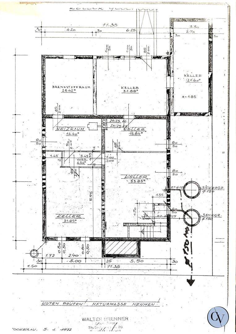 Handgezeichneter Grundriss des Kellergeschosses mit Heizraum, Brennstoffraum und weiteren Kellerräumen.
