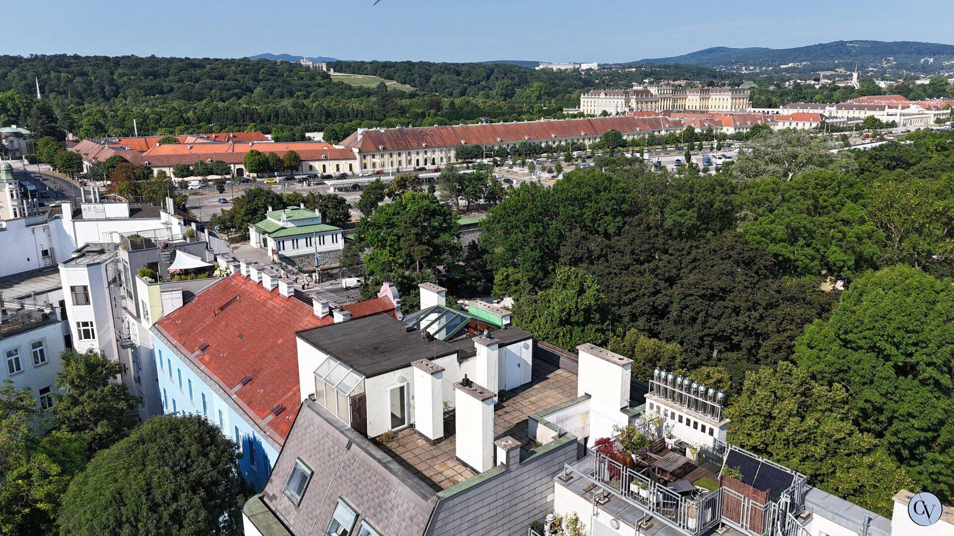 Weitläufiger Blick über die Stadt mit historischen Gebäuden und viel Grünfläche.