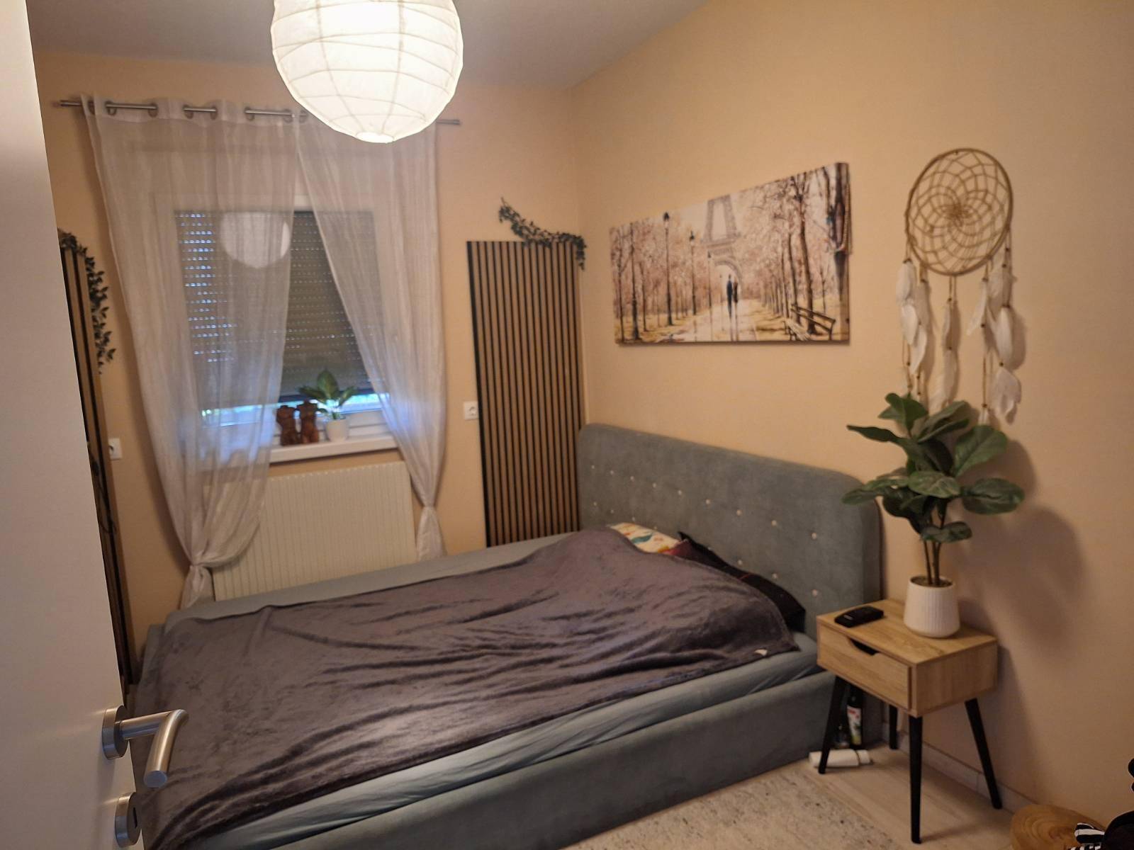 Gemütliches Schlafzimmer mit Doppelbett, Nachttisch und indirekter Beleuchtung für entspannte Abende.