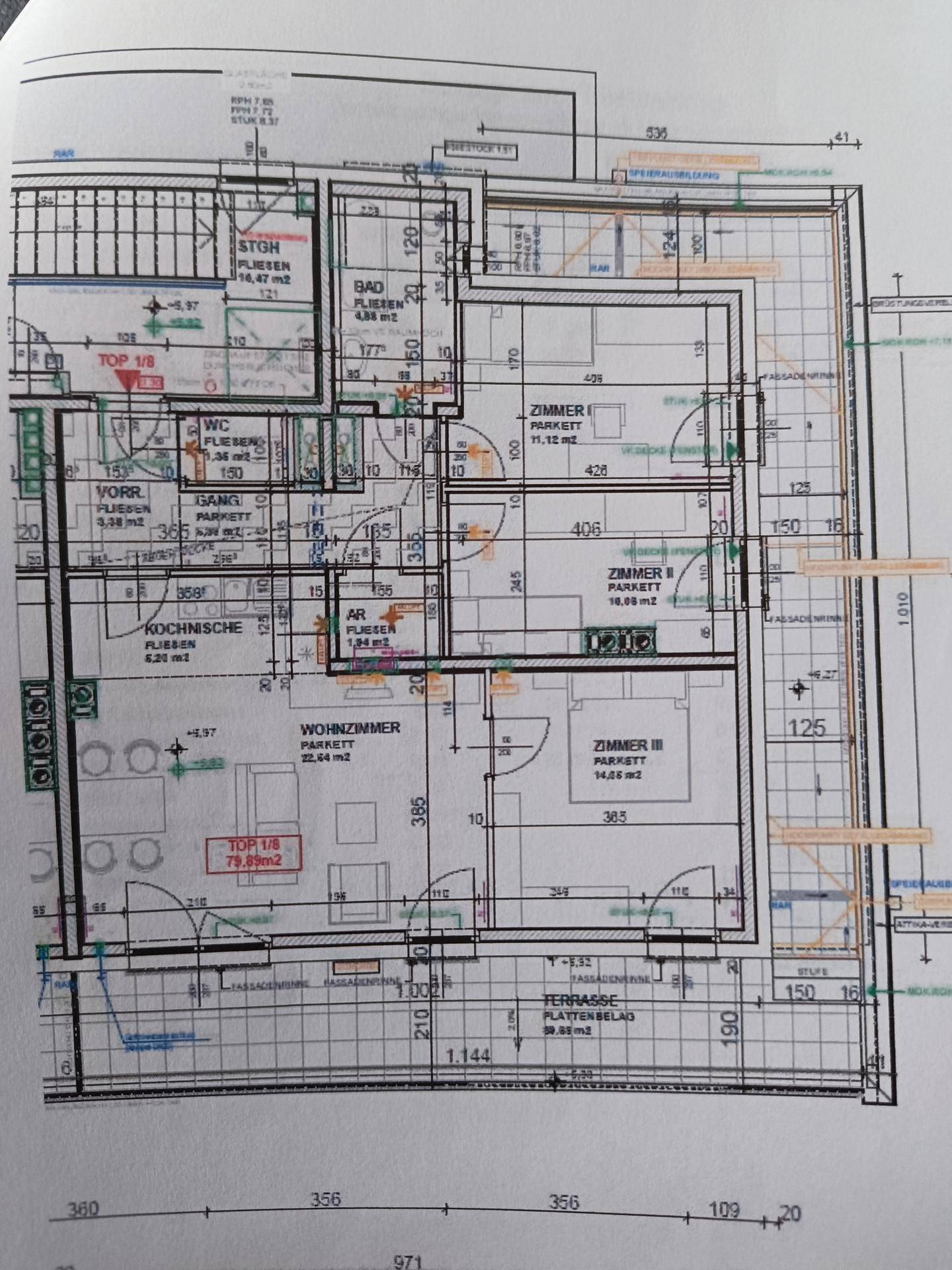 Detaillierter Grundriss der Wohnung mit Wohnzimmer, Küche, drei Zimmern und großer Terrasse.