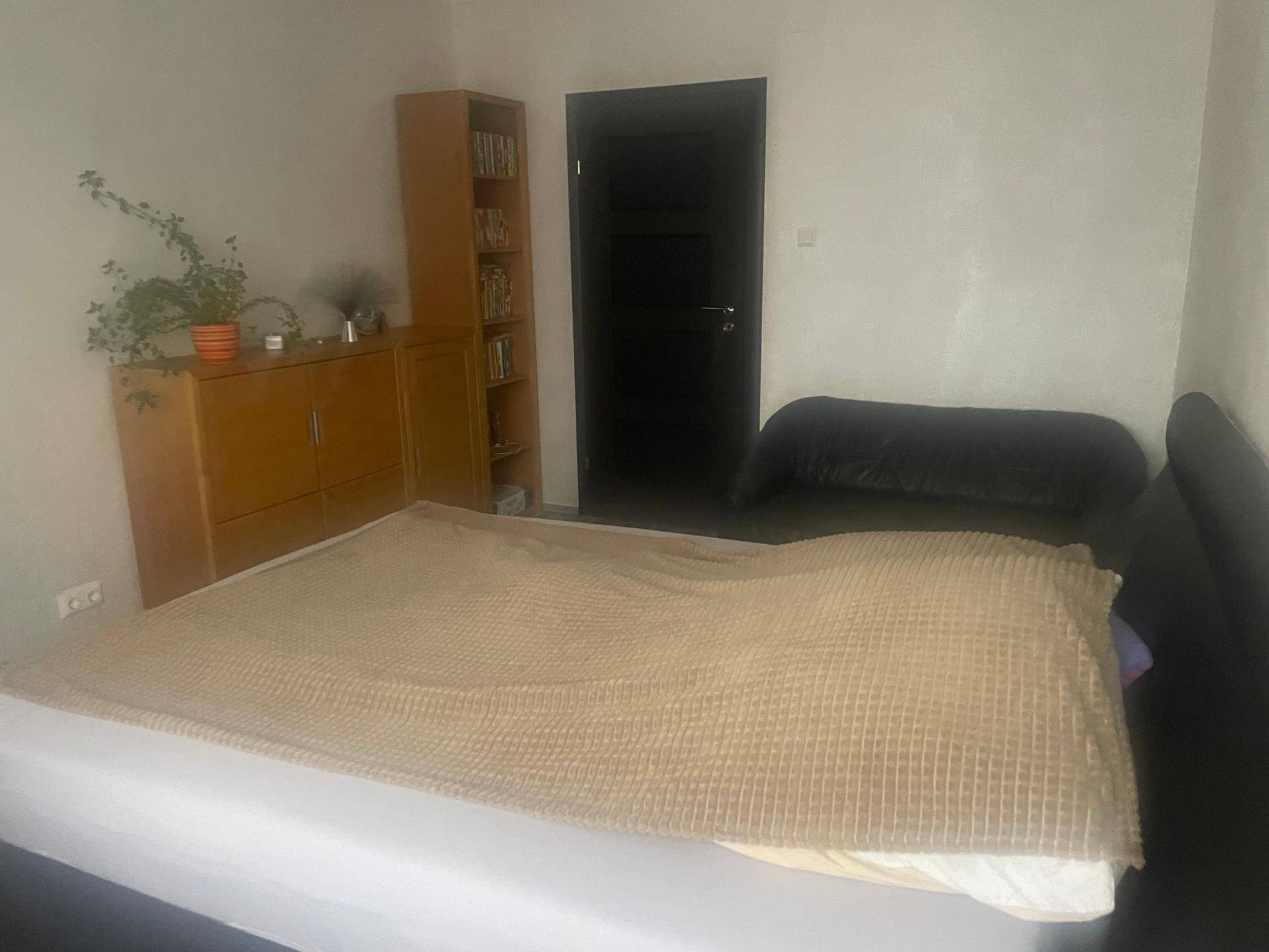 Gemütliches Schlafzimmer mit Holzeinrichtung und einem großen Bett, das zum Entspannen einlädt.