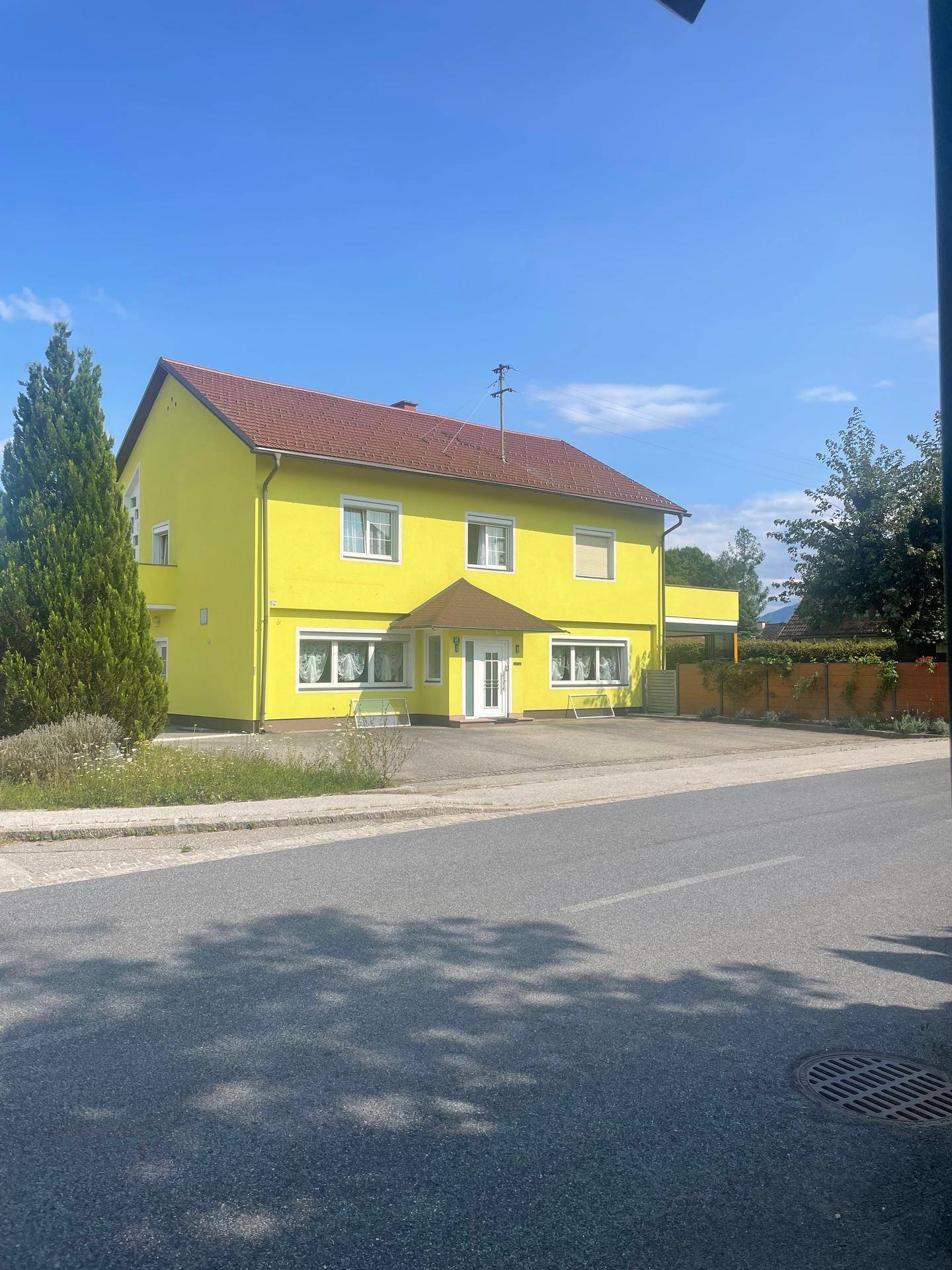 Von Privat, auch als Gewerbe geeignet, top modernisiertes, Ein - Zweifamilienhaus, voll unterkellert, Nähe Klagenfurt - Ansicht 2