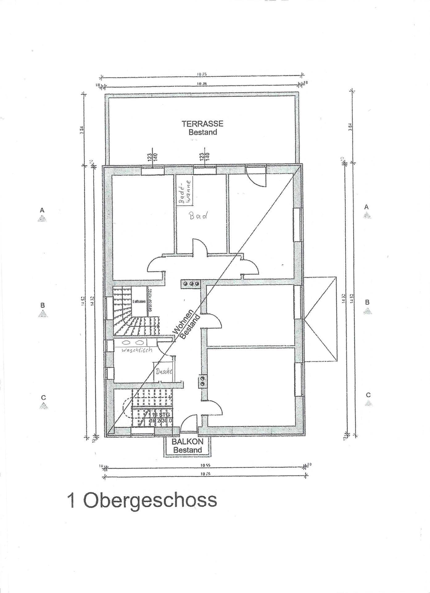 Grundriss des Obergeschosses mit Bad, Wohnbereich, Balkon und großer Terrasse.