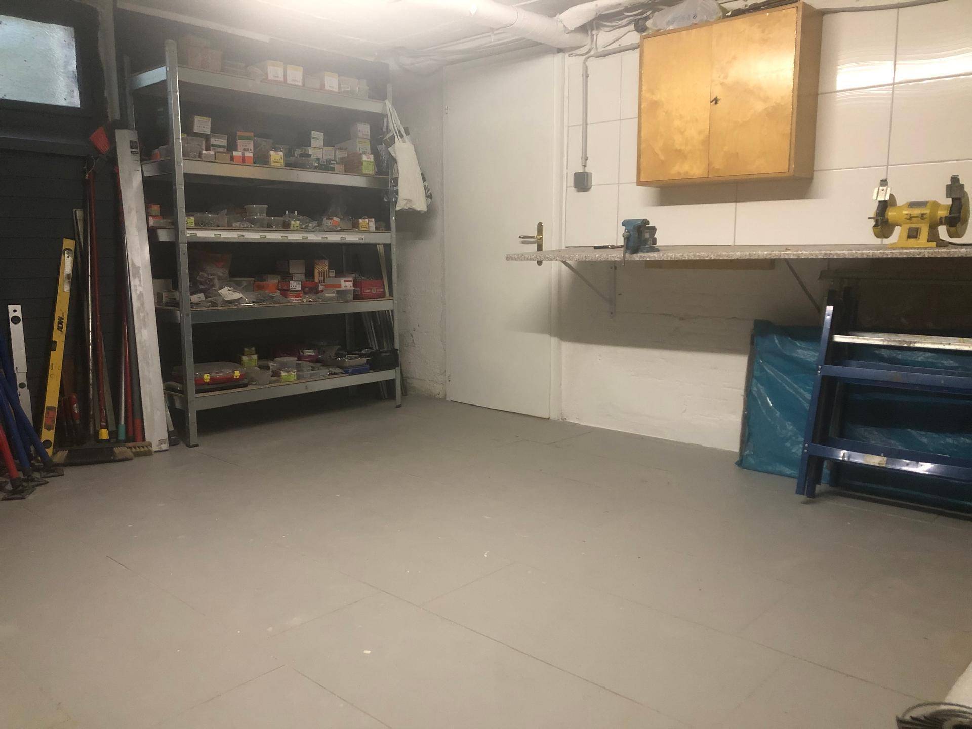 Geräumiger Kellerraum mit stabilen Regalen und einer praktischen Werkbank für Hobby und Lagerung.