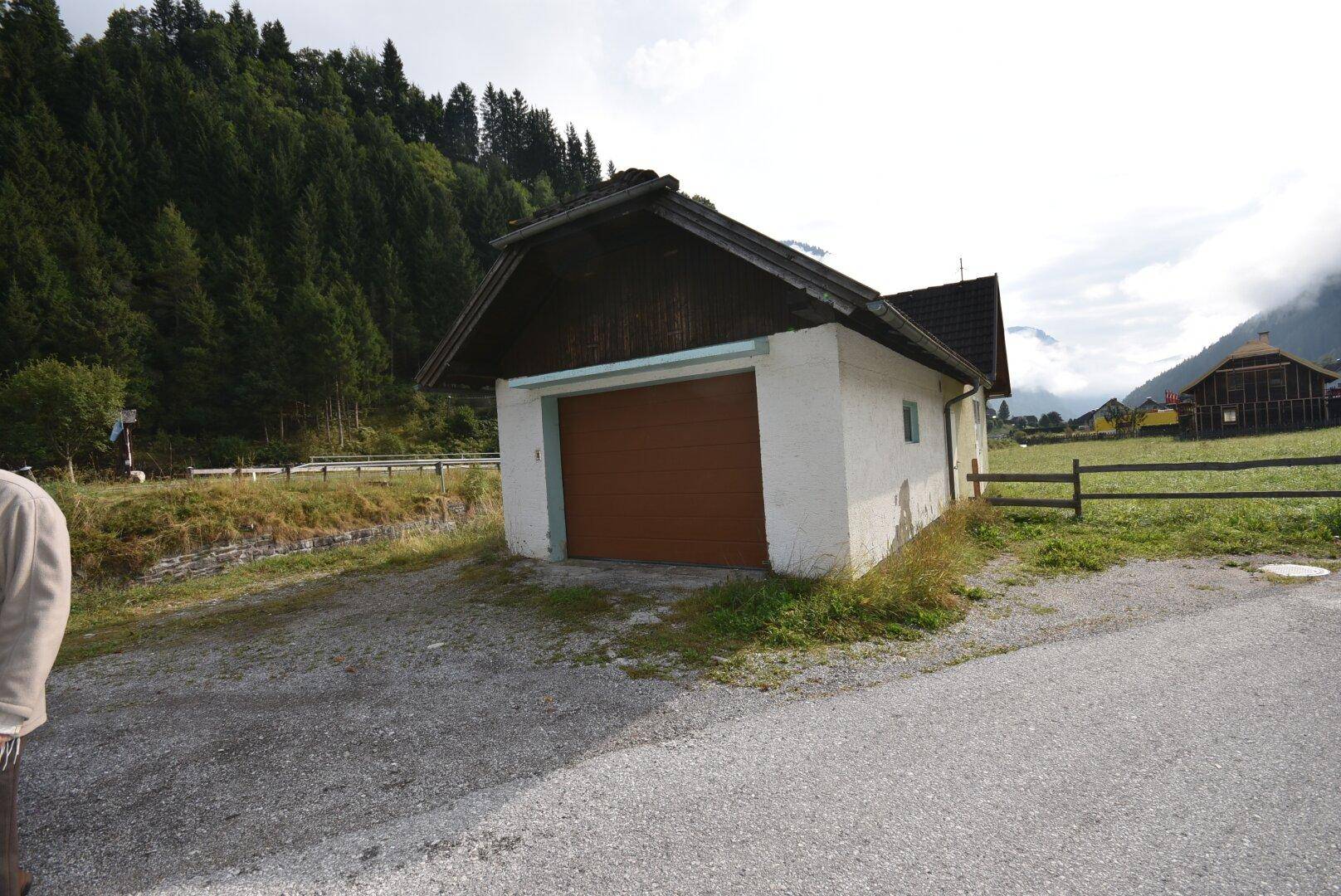 separate Garage mit zus. Stellplatz