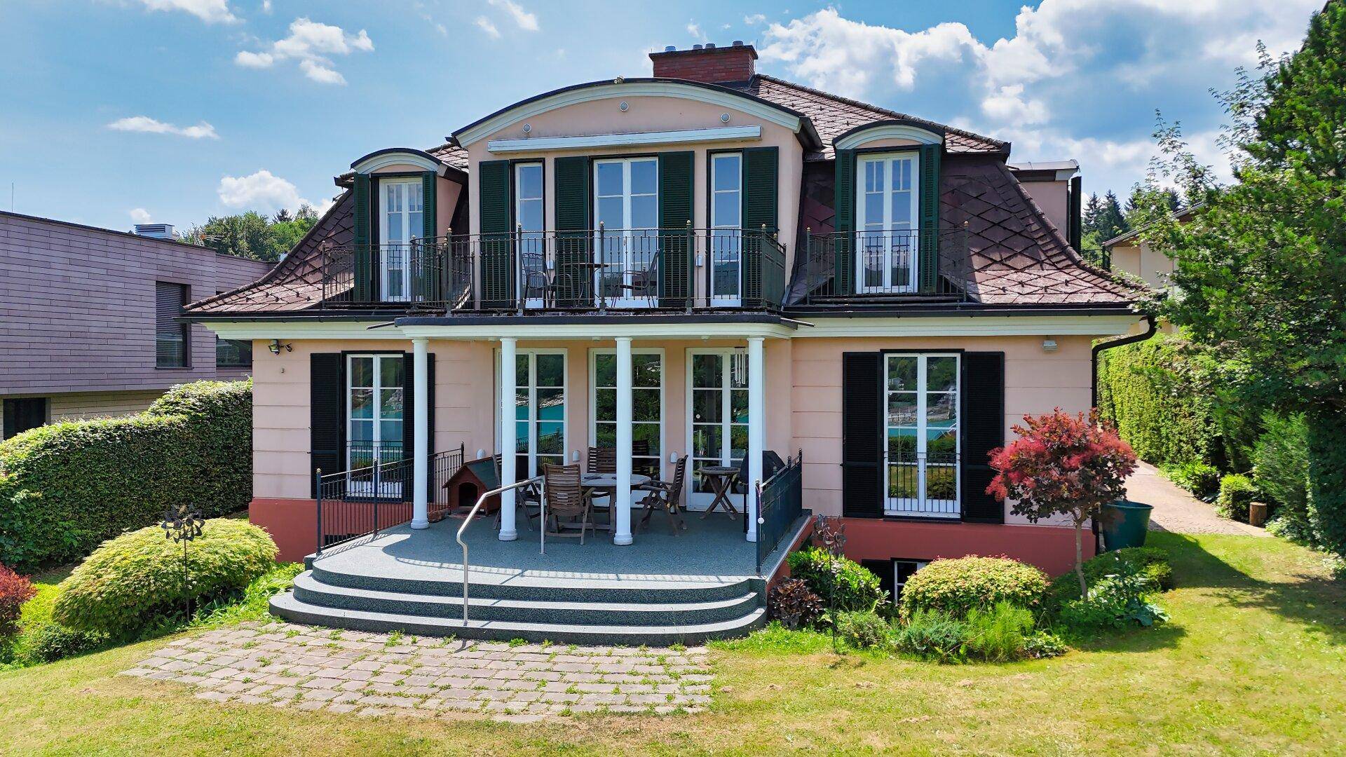 Rückseite / Terrasse und Balkon / Garten