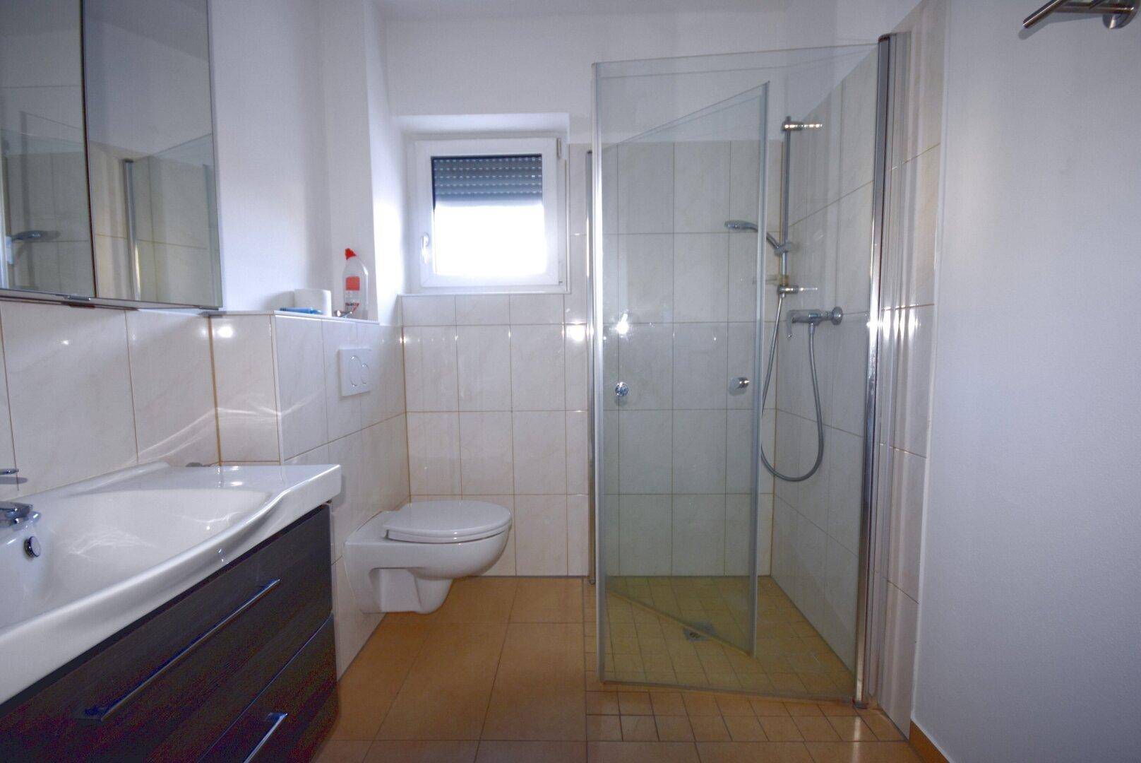 Bad mit WC und Dusche (Waschmaschinenanschluss)