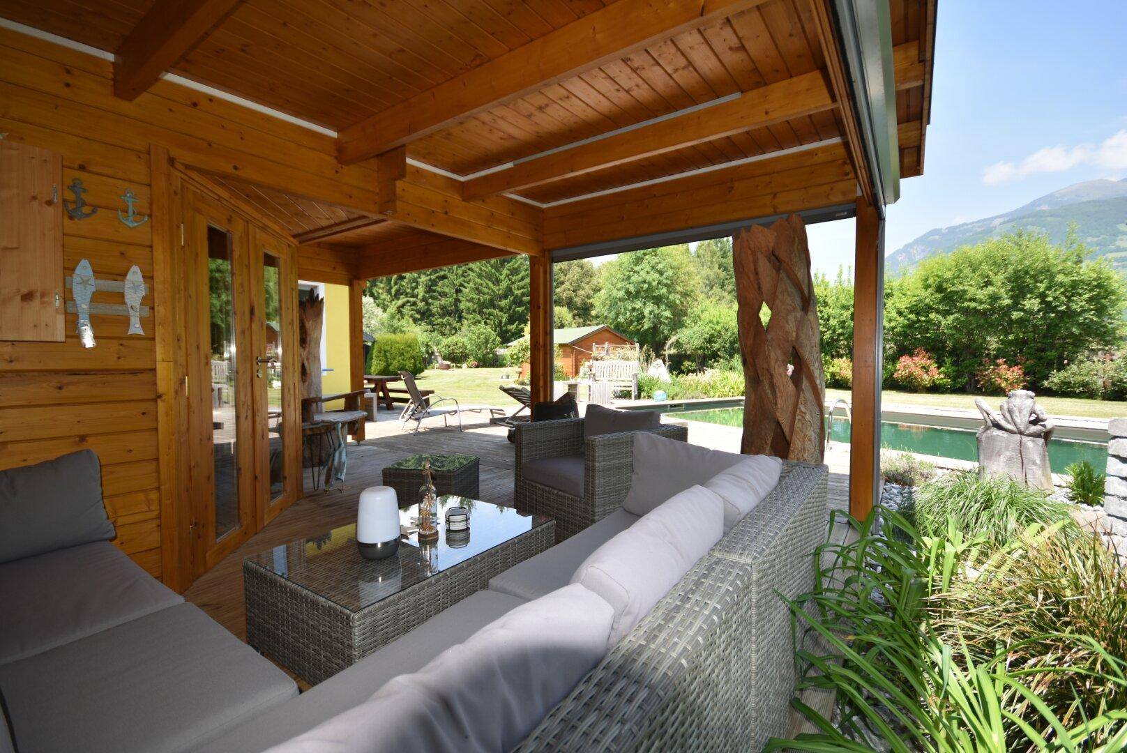 Pool mit Terrasse / Liegebereich und Saunagebäude