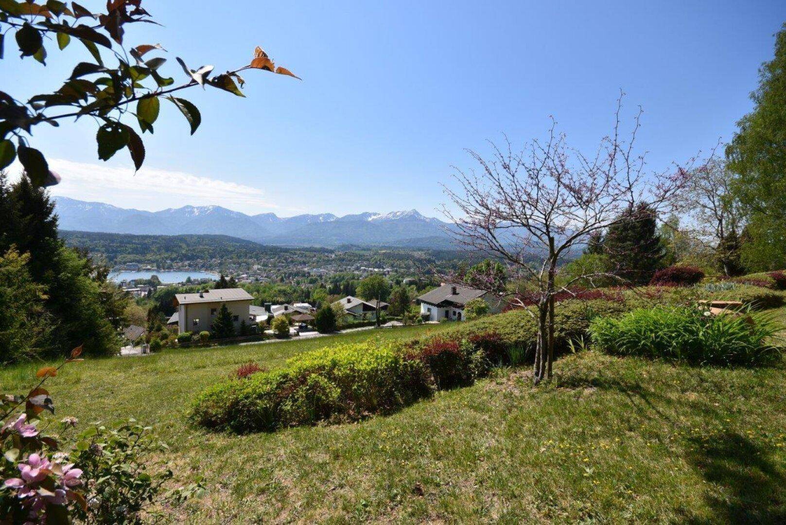 Exklusiver großzügiger Baugrund mit Wohnhaus und Panoramaseeblick - More