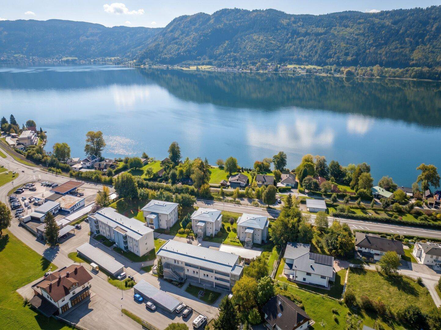 Umfassende Luftaufnahme der Wohnanlage mit See- und Bergblick in einer ländlichen Umgebung.