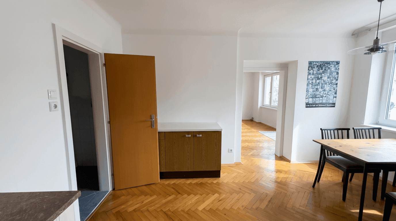 Übergangsbereich mit Holzboden und einem kleinen Schrank, der zu weiteren Räumen führt.