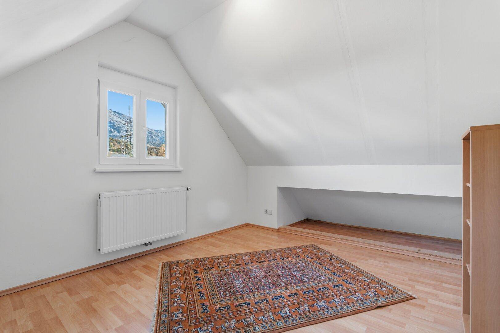 Heller Raum im Dachgeschoss mit Holzboden und Dachschräge, vielseitig nutzbar.