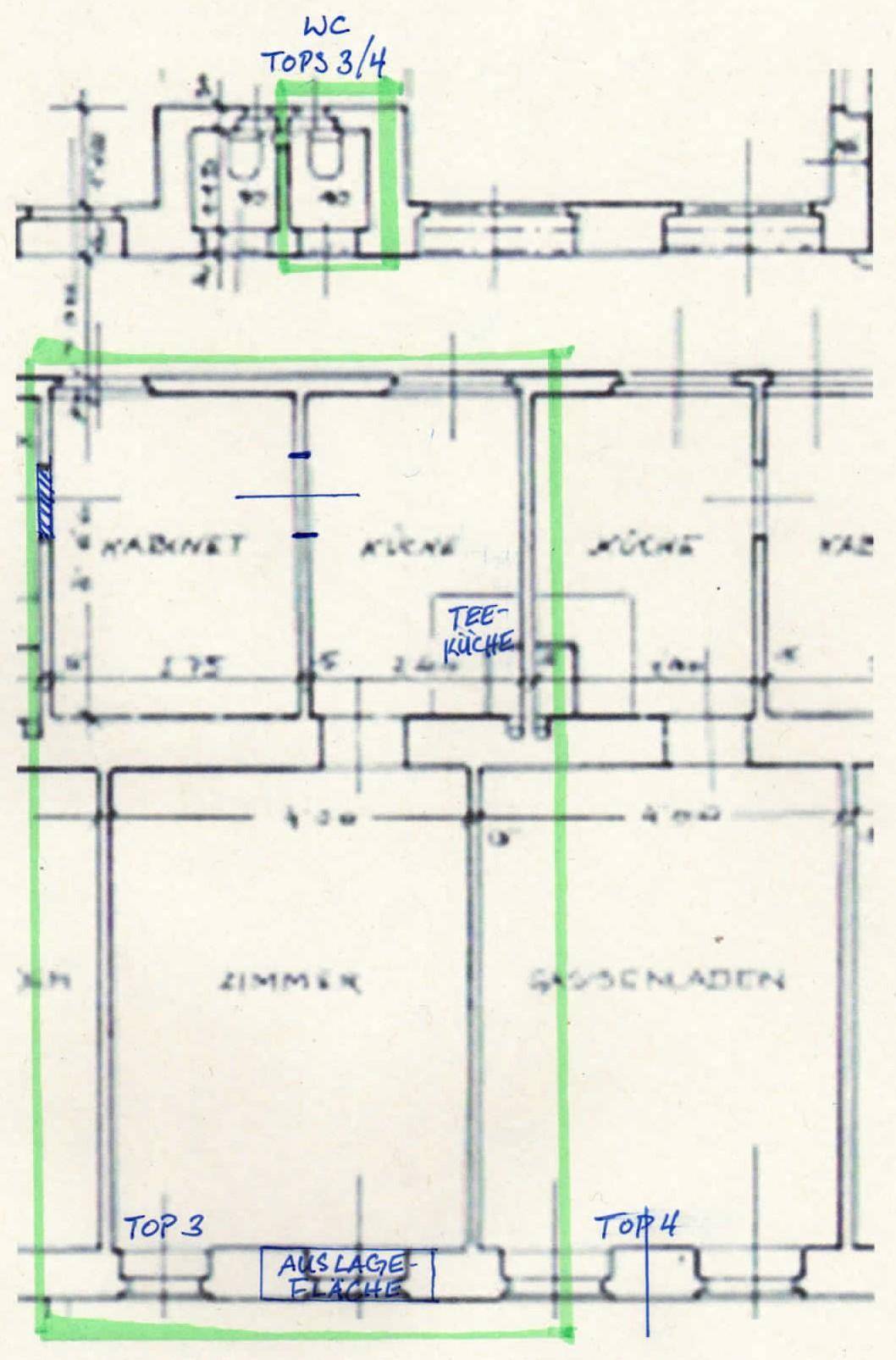 Handgezeichneter Grundrissplan mit eingezeichneten Räumen wie WC, Küche und Zimmer, mit grünen Markierungen.
