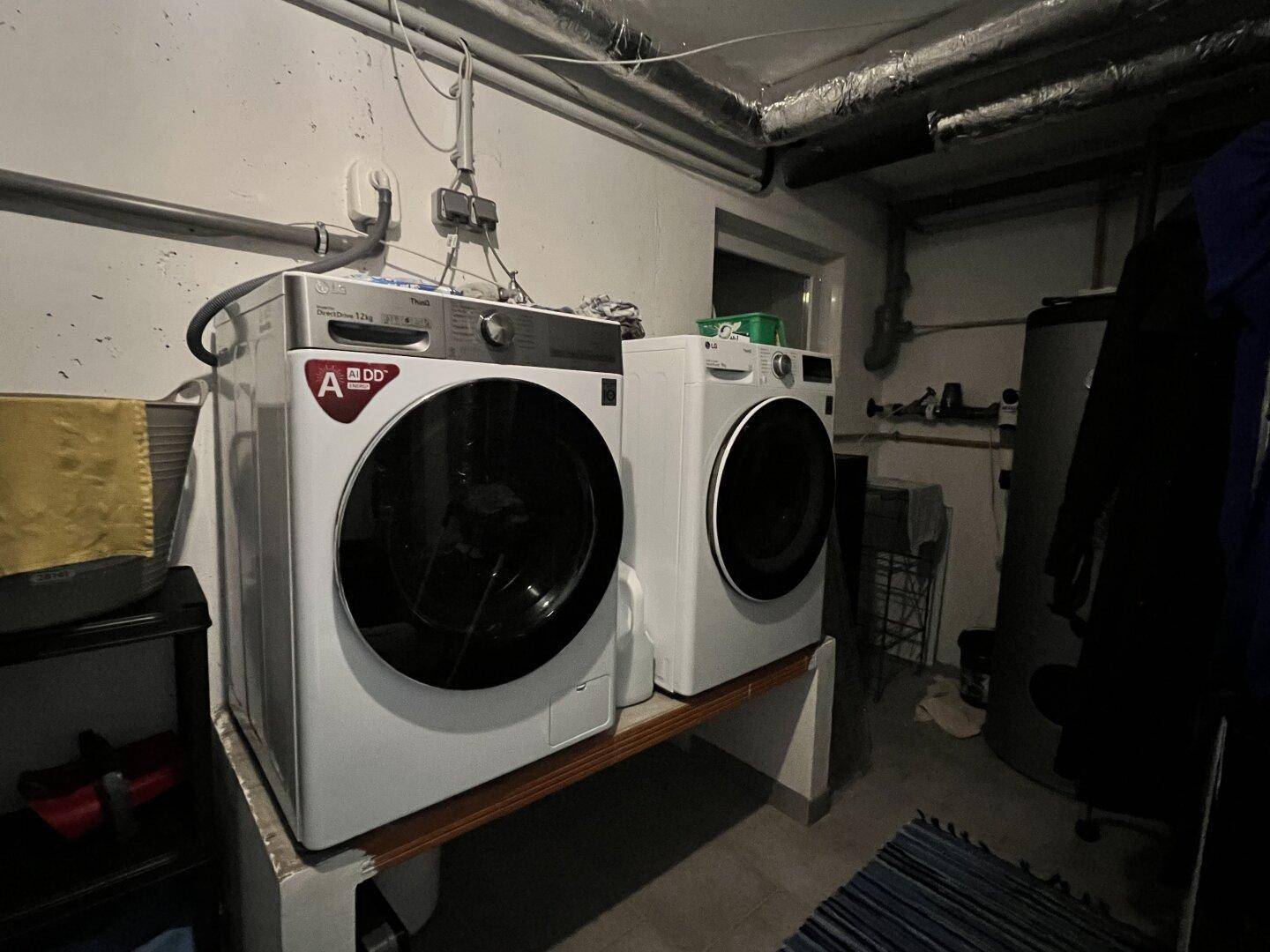 Waschküche mit Waschmaschine und Trockner in einem funktionalen Raum.