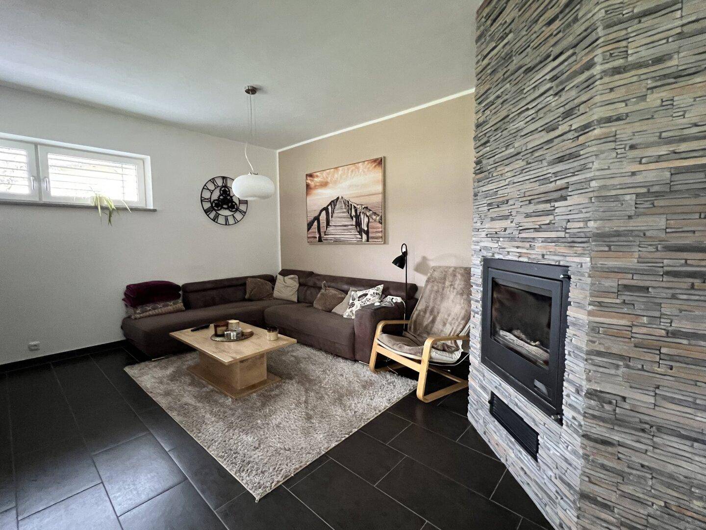 Wohnzimmer mit Kamin