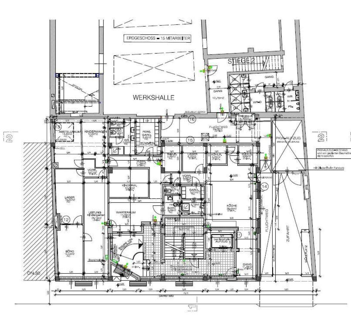 Detaillierter Grundriss des Erdgeschosses mit Werkshalle und Bürobereichen, inklusive Treppenhaus und Zugängen.