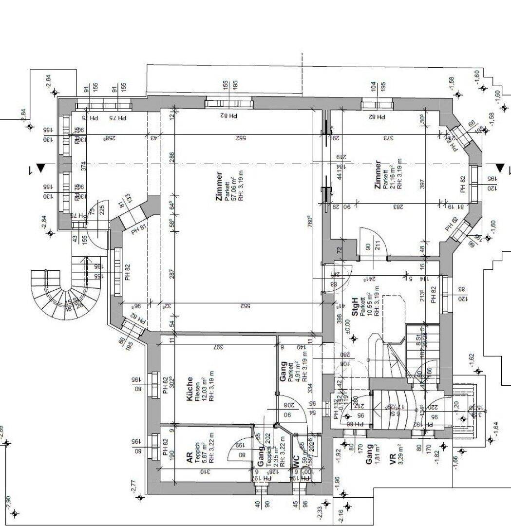 Grundriss des Erdgeschosses mit Küche, Zimmern und Treppenhaus.
