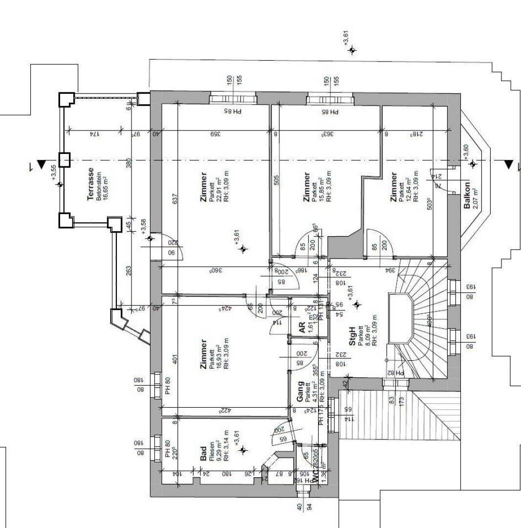 Grundriss des ersten Obergeschosses mit mehreren Zimmern, Bad, Terrasse und Balkon.