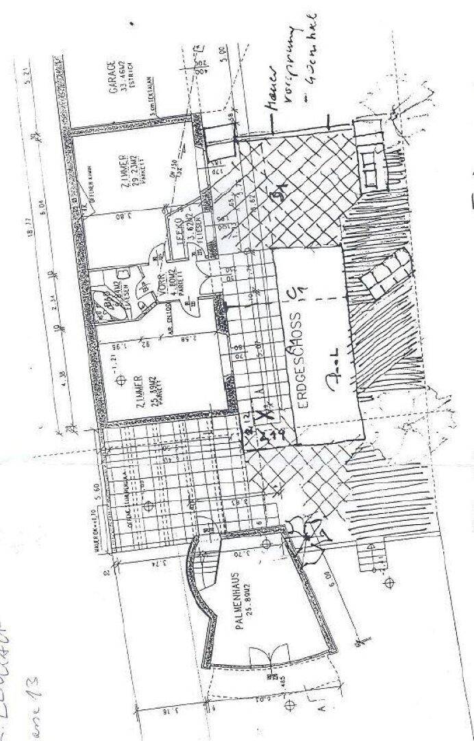 Grundriss des Erdgeschosses mit Garage, Zimmern und Palmenhaus.